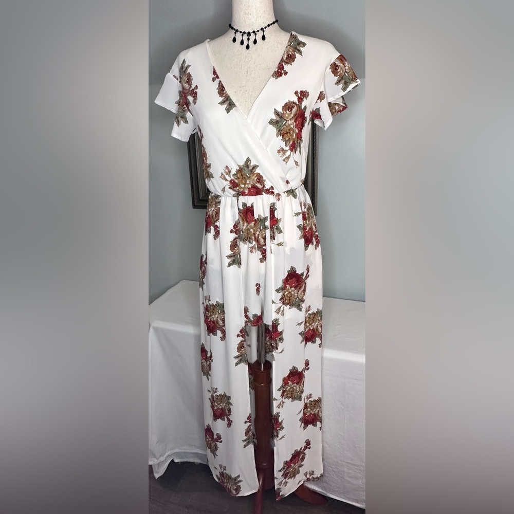Love Tree Womens Size Medium Floral Flowy Shorts Romper Dress
